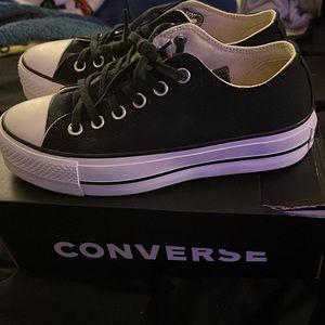 Converse women’s Platform size 7